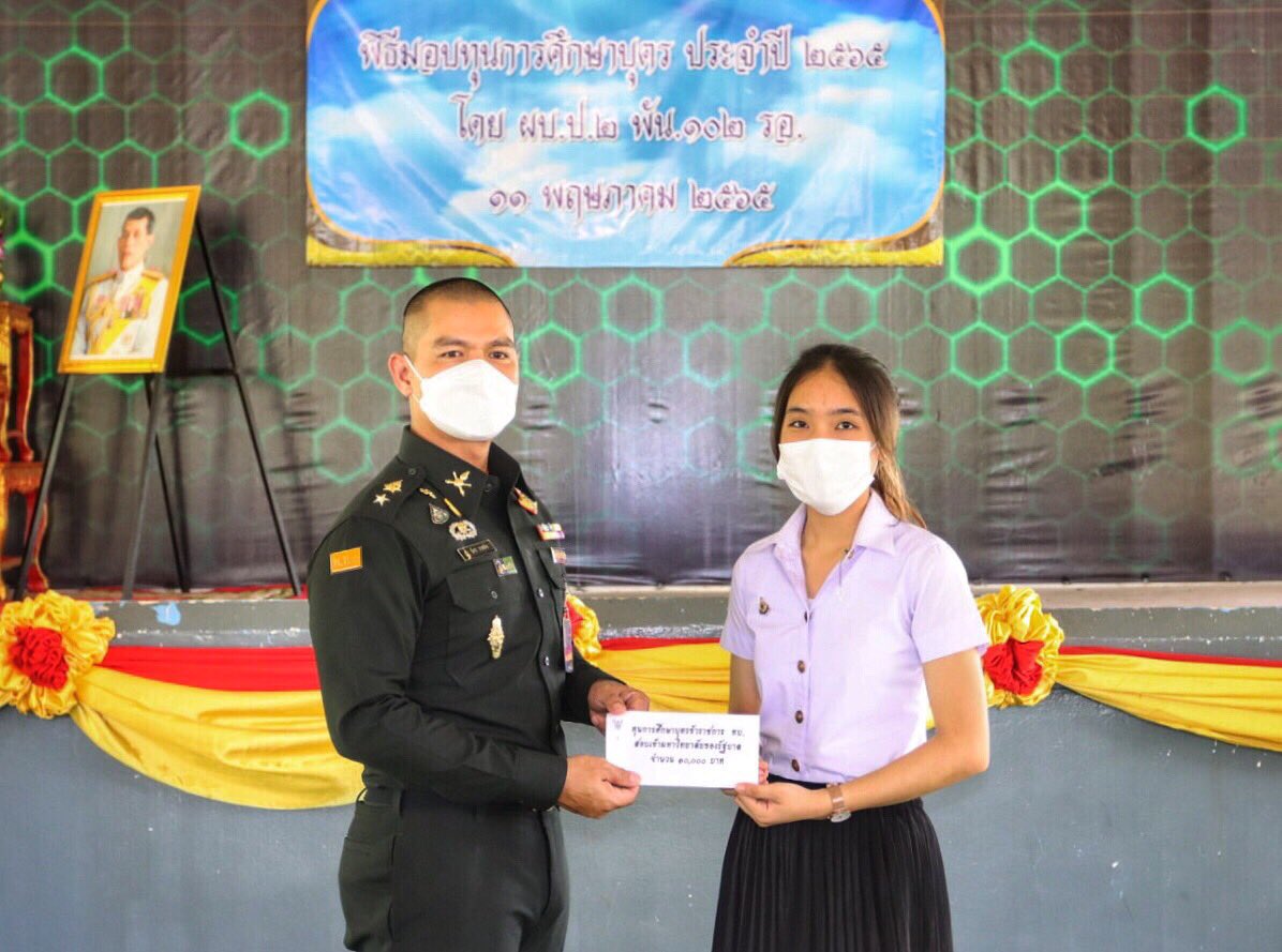 Howitzerbatt102's tweet photo. “มอบทุนการศึกษา มอบอนาคตแห่งการเรียนรู้” พ.ท.จักร  วาทกิจ ผบ.ป.2 พัน.102 รอ. และภริยาเป็นประธานมอบทุนการศึกษาแก่บุตรของกำลังพล ตั้งแต่ระดับชั้นอนุบาล ถึงระดับชั้นปริญญาตรี ในภาคเรียนที่ 1 ประจำปี 2565  เพื่อแบ่งเบาภาระค่าใช้จ่าย และสร้างแรงจูงใจให้บุตรของกำลังพล https://t.co/57o8dWjOHf