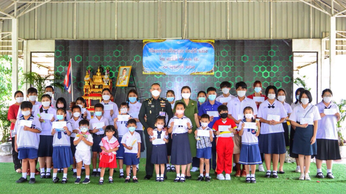 Howitzerbatt102's tweet photo. “มอบทุนการศึกษา มอบอนาคตแห่งการเรียนรู้” พ.ท.จักร  วาทกิจ ผบ.ป.2 พัน.102 รอ. และภริยาเป็นประธานมอบทุนการศึกษาแก่บุตรของกำลังพล ตั้งแต่ระดับชั้นอนุบาล ถึงระดับชั้นปริญญาตรี ในภาคเรียนที่ 1 ประจำปี 2565  เพื่อแบ่งเบาภาระค่าใช้จ่าย และสร้างแรงจูงใจให้บุตรของกำลังพล https://t.co/57o8dWjOHf