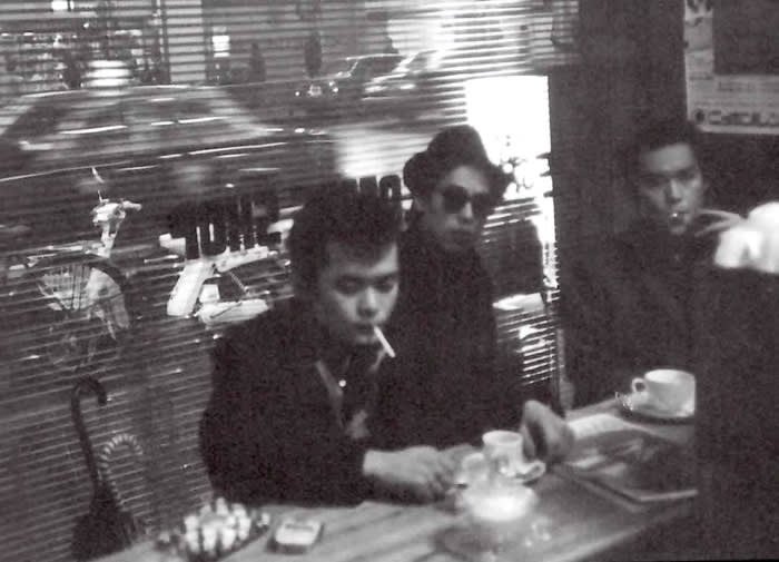 ken29716939's tweet photo. 1980年11月26日

80's FACTORY

FRICTION

この時、彼等は九州ツアーを行なっており

後日に行われた熊本大学でのライヴをもって、恒松正敏が脱退

「イキギレ」「ニューセンセーション」など1982年発表のアルバム「SKIN DEEP」収録の楽曲が既に演奏されている

https://t.co/9Ic72Pi8U0 https://t.co/lDFDS8cjnb