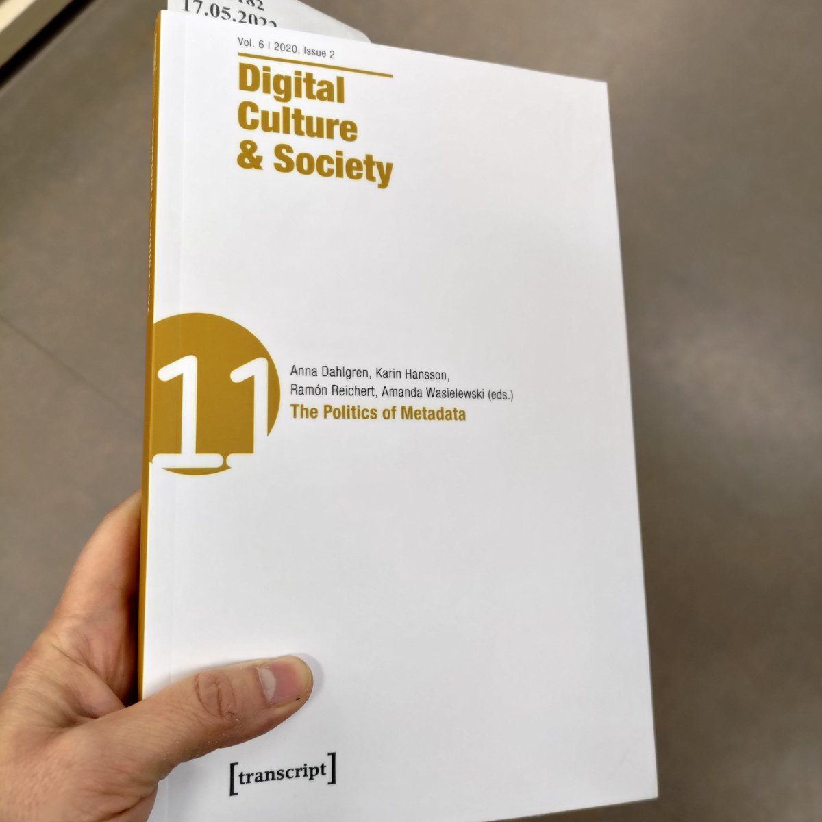 archivienne's tweet photo. When you request asap access to a journal, digital both on topic and in fomat, it takes so long that you forget about it, and it suddenly arrives... on paper 😳 https://t.co/mbpHq0peyl