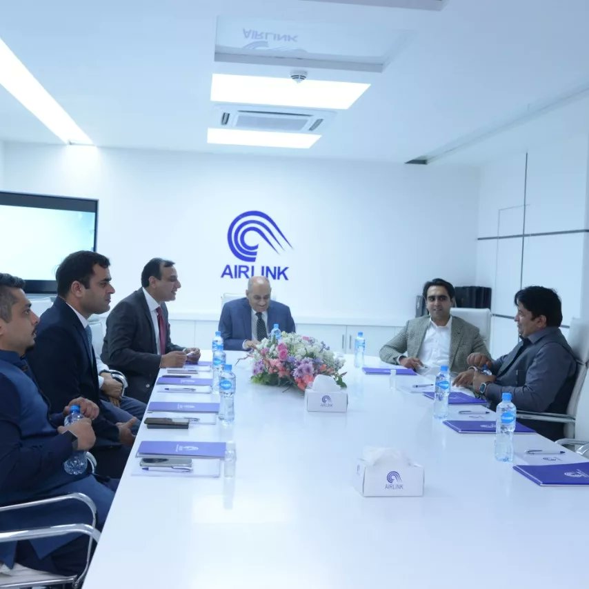 @Murtaza_Mahmud visited @AirlinkALC manufacturing facility for production of Xiaomi,Tecno & itel smartphones. Tech is the focus area for driving economic growth & we can create jobs,export smartphones in future & reduce the trade deficit through such initiatives. @Pak_MoIP