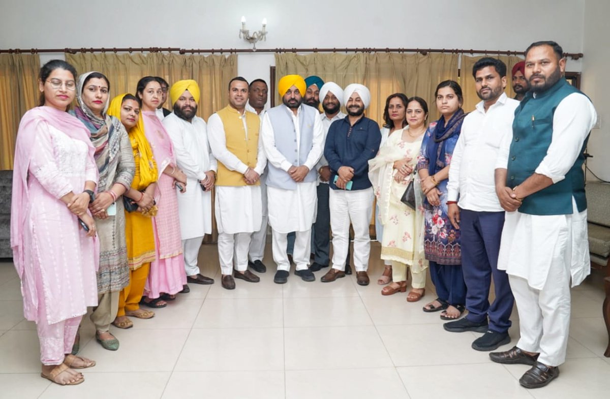 BhagwantMann's tweet photo. ਅੱਜ ਚੰਡੀਗੜ੍ਹ ਤੋਂ ਆਮ ਆਦਮੀ ਪਾਰਟੀ ਦੇ ਕੌਂਸਲਰ ਸਾਥੀਆਂ ਨਾਲ਼ ਮੁਲਾਕਾਤ ਹੋਈ

ਰਵਾਇਤੀ ਪਾਰਟੀਆਂ ਦੇ ਕਿਲ੍ਹੇ ਢਾਹੁਣ ਵਾਲੀ ਆਮ ਆਦਮੀ ਪਾਰਟੀ ਹਰ ਆਮ ਆਦਮੀ ਦੀ ਅਵਾਜ਼ ਹੈ...ਆਪਣੇ ਕੌਂਸਲਰ ਸਾਥੀਆਂ ਨੂੰ ਕਿਹਾ ਕਿ ਚੰਡੀਗੜ ਦੀ ਜਨਤਾ ਦੀ ਪੂਰੀ ਤਨਦੇਹੀ ਨਾਲ਼ ਸੇਵਾ ਕਰਨ ਤੇ ਉਹਨਾਂ ਦੇ ਹੱਕਾਂ ਲਈ ਜ਼ੋਰਦਾਰ ਆਵਾਜ਼ ਚੁੱਕਦੇ ਰਹਿਣ https://t.co/yFl8ZOxaTo