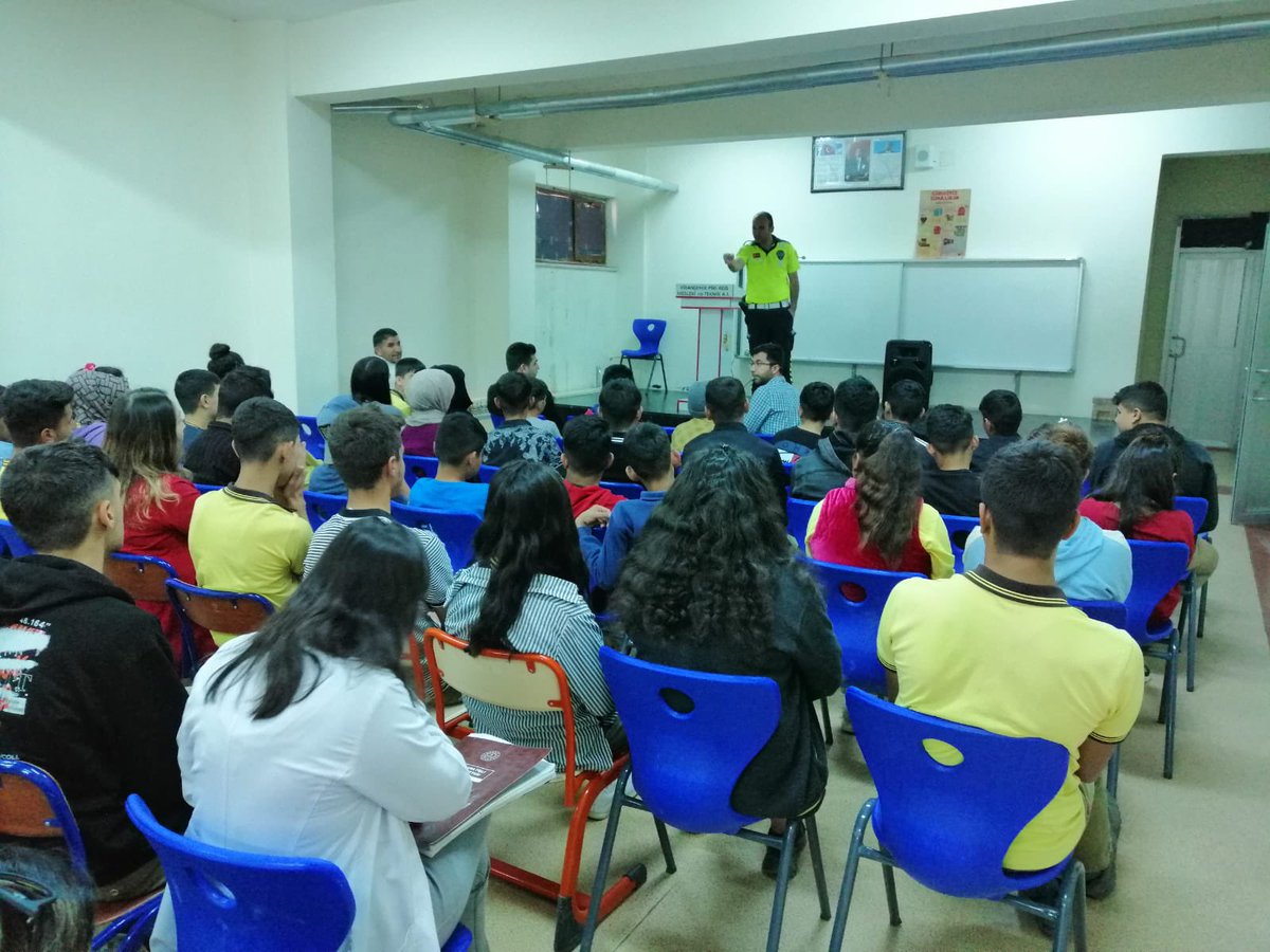 Okulumuzda Trafik Haftası kutlamaları çerçevesinde öğrencilerimize yaya ve yolcu güvenliği hakkında seminer verildi. Emeği geçen herkese teşekkür ederiz.