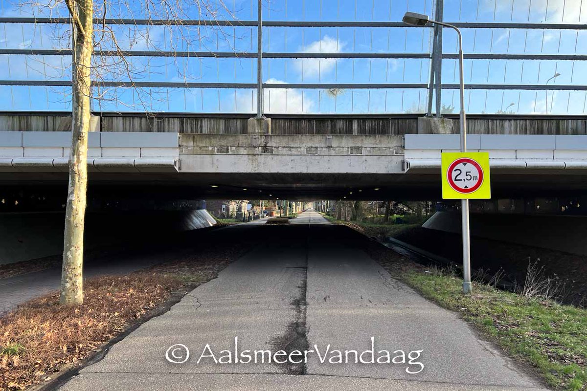 AalsmeerVandaa's tweet photo. Nieuw wapen in de strijd. Gemeente plaatst robuuste hoogtebegrenzers bij Hornwegviaduct. https://t.co/Wgt7Xu52Ro https://t.co/8Kja5bFuZa