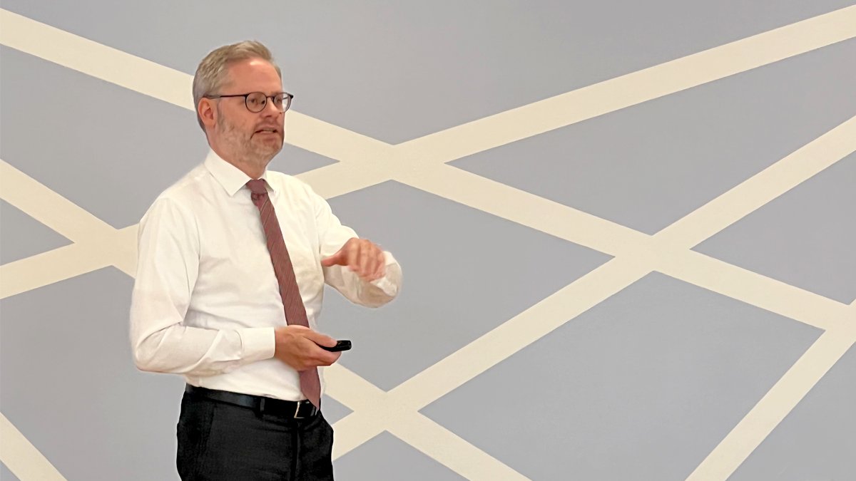 ACakademikerne's tweet photo. Målsætningen hos @danfoss er at være CO2-neutrale i 2030 - og de er godt på vej, fortæller
@rasmusabikri på #ACkonference. Han gav også indsigt i hvad der skal til ift. innovation og teknologi for at bæredygtig energi kan gøre Danmark fri af russisk gas. #dkpol #dkgreen #dkbiz https://t.co/qwZ9qy1PnJ