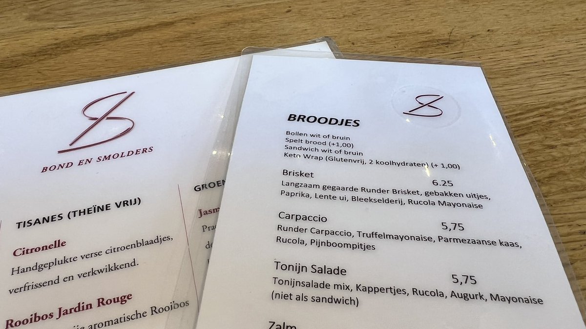AlecBreunesse's tweet photo. Hoera! Er zijn weer belegde broodjes bij #BondEnSmolders op de #Lijnmarkt in #Utrecht. Feest voor de lunch! https://t.co/NpEr9p1CFu
