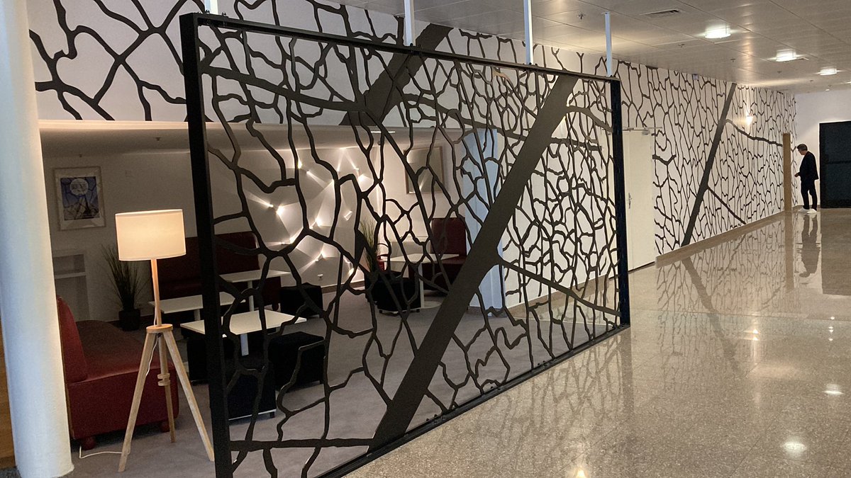 Visite des travaux de rénovation de Polydome. Avec <a href="/GLevents/">GL events</a>, la Ville de <a href="/ClermontFd/">Clermont-Ferrand</a> poursuit ses investissements pour moderniser l’équipement. Notre Centre de Congrès et d’Expositions est un atout incontestable pour le développement du tourisme d’affaires sur notre territoire.
