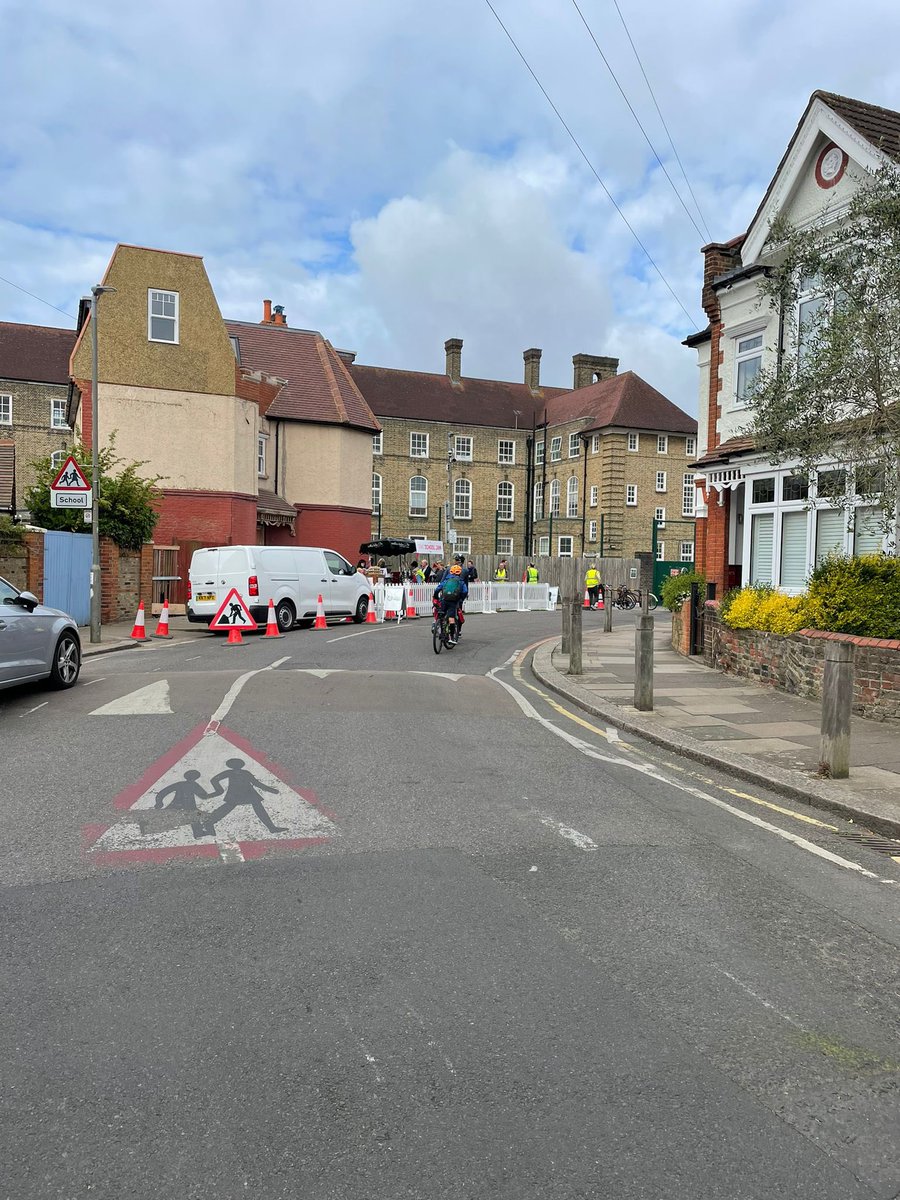 wandscycling's tweet photo. Supporting #SchoolJam to celebrate #schoolstreets with @cities_clean and @MumsForLungs at @HillbrookSW17. We want all children in Wandsworth to be able to walk and cycle safely to school. https://t.co/TaNRIiqBZQ