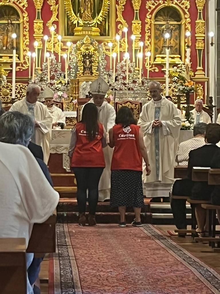 CaritasTenerife's tweet photo. En la Eucaristía presidida por el Nuncio, celebrada en la iglesia de Los Remedios de Los Llanos, dos compañeras de la entidad hicieron una ofrenda simbólica de ceniza del volcán, como homenaje a todas las personas afectadas por esta grave catástrofe natural que ha azotado la isla https://t.co/L7PaOmpgXv