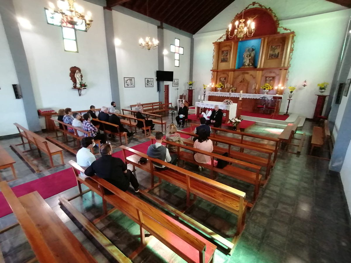 CaritasTenerife's tweet photo. En la Eucaristía presidida por el Nuncio, celebrada en la iglesia de Los Remedios de Los Llanos, dos compañeras de la entidad hicieron una ofrenda simbólica de ceniza del volcán, como homenaje a todas las personas afectadas por esta grave catástrofe natural que ha azotado la isla https://t.co/L7PaOmpgXv