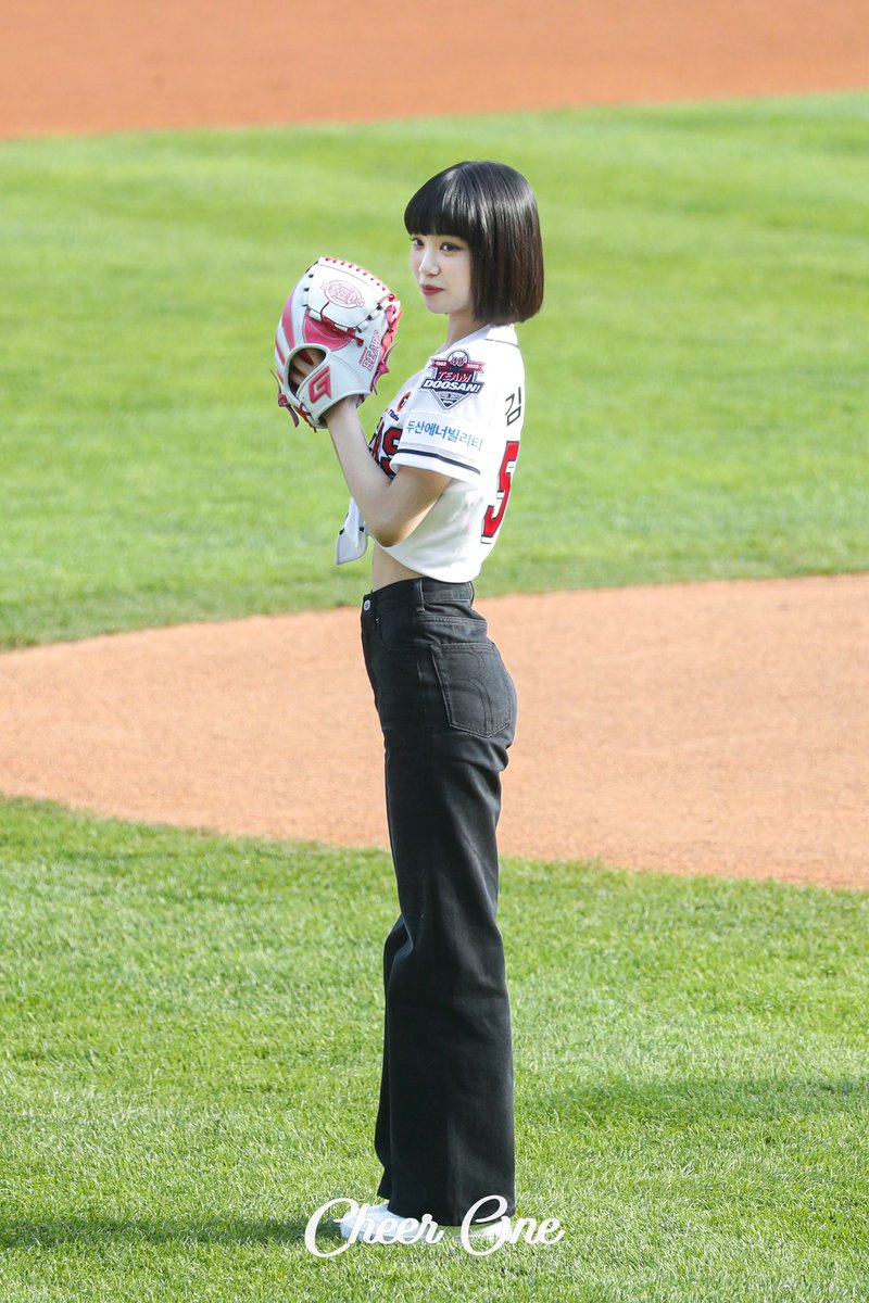 cheerone_000801's tweet photo. 220507 시구

⚾️

#김채원 #キムチェウォン #KIMCHAEWON #LE_SSERAFIM #르세라핌 https://t.co/fDIMy3th3n