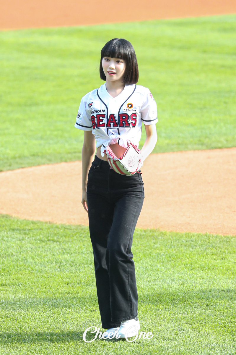 cheerone_000801's tweet photo. 220507 시구

⚾️

#김채원 #キムチェウォン #KIMCHAEWON #LE_SSERAFIM #르세라핌 https://t.co/fDIMy3th3n