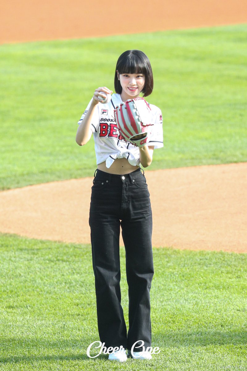 cheerone_000801's tweet photo. 220507 시구

⚾️

#김채원 #キムチェウォン #KIMCHAEWON #LE_SSERAFIM #르세라핌 https://t.co/fDIMy3th3n