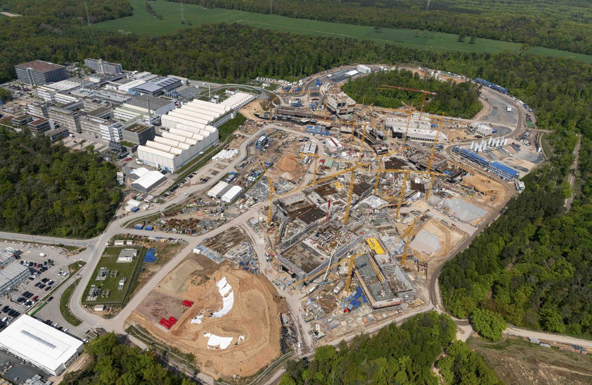 FAIR_GSI_de's tweet photo. 1/2 Neue Luftbilder von der #FAIRBaustelle!
Die Gebäude für den #SuperFRS und die Experimentcaves von #APPA und #NUSTAR wachsen aus dem Boden! Und auf dem GSI-Campus wird das #FAIRControlCenter deutlich sichtbar. © D. Fehrenz/GSI/FAIR https://t.co/NqSjJJsNlf