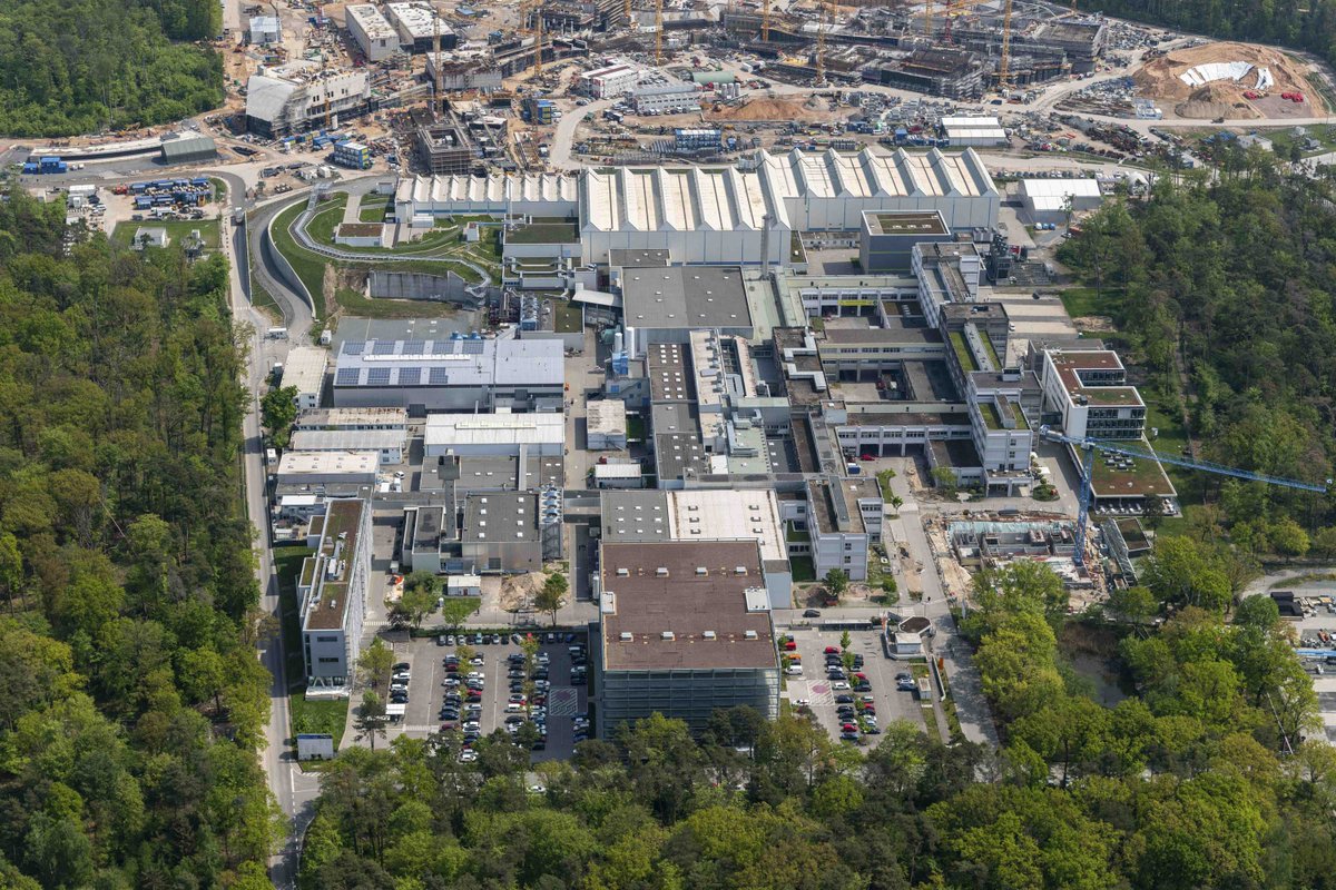 FAIR_GSI_de's tweet photo. 1/2 Neue Luftbilder von der #FAIRBaustelle!
Die Gebäude für den #SuperFRS und die Experimentcaves von #APPA und #NUSTAR wachsen aus dem Boden! Und auf dem GSI-Campus wird das #FAIRControlCenter deutlich sichtbar. © D. Fehrenz/GSI/FAIR https://t.co/NqSjJJsNlf
