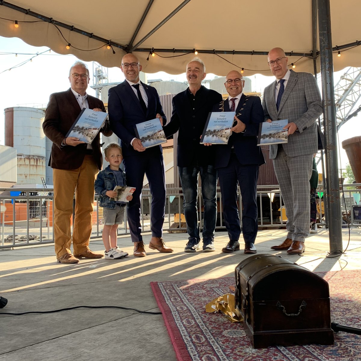 FeikedeKeijzer's tweet photo. Veghel, 11 mei 2022. Kick-off 200 jaar Zuid-Willemsvaart. ‘Twee kanalen vol verhalen. 200 jaar Zuid-Willemsvaart en bijna 10 jaar Máximakanaal’ uitgereikt aan burgemeesters Kees van Rooij, Jack Mikkers, Han Looijen en wethouder Pieter van Dieperbeek door auteur @BDvanderMeijden https://t.co/I2KiGs9EZq