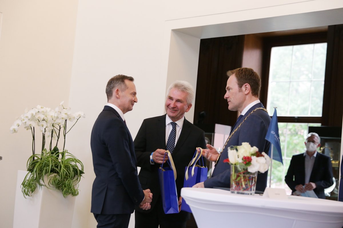 WirtschaftNRW's tweet photo. In #NRW haben wir unseren Weg zur digitalen Gesellschaft in der #DigitalstrategieNRW aufgezeigt und das bundesweit führende #Wirtschafts-Service-Portal WSP.NRW (👉https://t.co/30AlaiWRBg) gestartet. #DigitalDurchstarten #G7GER📷©Landeshauptstadt Düsseldorf/Ingo Lammert https://t.co/rFGEbr8ObI