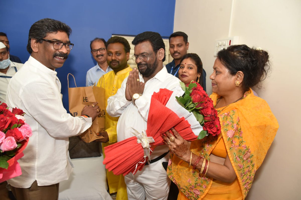 JharkhandCMO's tweet photo. मुख्यमंत्री श्री @HemantSorenJMM लातेहार विधायक श्री बैजनाथ राम के बड़े पुत्र श्री प्रभात कुमार के विवाह समारोह में शामिल हुए। मुख्यमंत्री ने श्री प्रभात को खुशहाल दांपत्य जीवन के लिए शुभकामनाएं और आशीर्वाद दिया। 
@Jagarnathji_mla https://t.co/2qLM5yKCkK