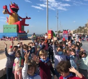 GarbiPereVerges's tweet photo. La #Cremada del #Dimoni és la festa tradicional més important de #Badalona, i l’acte central de les #Festes de #Maig. Amb aquest motiu, les classes #SantaCecília i #SantNicolau van anar a veure el Dimoni a la platja, i han gaudit de l'espectacle de la banda #Atrapasomnis. https://t.co/aFxYMfHZPI