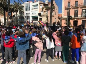 GarbiPereVerges's tweet photo. La #Cremada del #Dimoni és la festa tradicional més important de #Badalona, i l’acte central de les #Festes de #Maig. Amb aquest motiu, les classes #SantaCecília i #SantNicolau van anar a veure el Dimoni a la platja, i han gaudit de l'espectacle de la banda #Atrapasomnis. https://t.co/aFxYMfHZPI