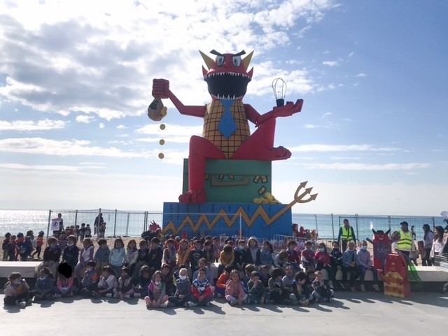 GarbiPereVerges's tweet photo. La #Cremada del #Dimoni és la festa tradicional més important de #Badalona, i l’acte central de les #Festes de #Maig. Amb aquest motiu, les classes #SantaCecília i #SantNicolau van anar a veure el Dimoni a la platja, i han gaudit de l'espectacle de la banda #Atrapasomnis. https://t.co/aFxYMfHZPI