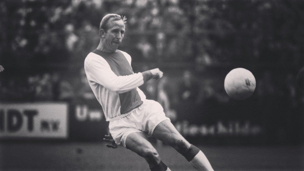 ajax4_life's tweet photo. RUST ZACHT HENK GROOT⭐️
Hij overleed op 84-jarige leeftijd in een verzorgingshuis in Zaandam.
Met Ajax won Groot 4 landstitels en 2 keer de KNVB-beker. Bovendien werd hij 2 maal topscorer van de Eredivisie.
#RustZachtHenkGroot #HenkGroot #legendsneverdie #RustZacht #RIP #Ajax https://t.co/Yu7EwrvNZ7