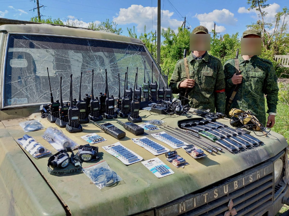 Передали бойцам на фронт посылку, собранную нашим боевым товарищем из Москвы. Цифровые и аналоговые рации, запасные батареи, антенны, гарнитуры, батарейки и фонари – в общем, целое богатство!