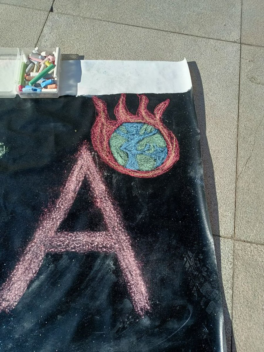 Las jóvenes de <a href="/FFFGranada/">FridaysForFutureGRANADA</a>
Y <a href="/XRGranada/">Extinction Rebellion Granada</a> llevan a juicio al Ayuntamiento de Granada por multarles por escribir con tiza mensajes contra el cambio climático. Hoy se celebra el primer juicio. 
<a href="/APDHAGRANADA/">APDHA Granada</a> #Granada <a href="/StopRepresionGr/">StopRepresiónGranada</a> elsaltodiario.com/libertad-expre…