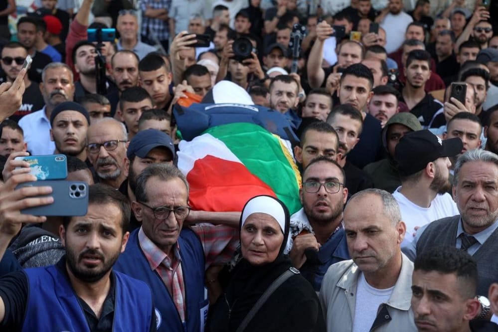 LailaEyad19's tweet photo. Palestinians bid a sad final farewell to #AlJazeeraTV's #ShireenAbuAqlah who was fatally shot by Israeli occupation forces earlier on Tuesday morning while covering an Israeli raid on the Jenin refugee camp in the occupied West Bank.
#trouth
#CrimesAgainstHumanity https://t.co/KJ3lOaA1q5