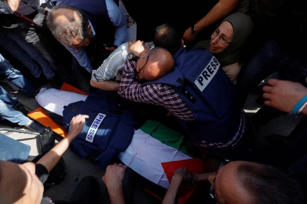LailaEyad19's tweet photo. Palestinians bid a sad final farewell to #AlJazeeraTV's #ShireenAbuAqlah who was fatally shot by Israeli occupation forces earlier on Tuesday morning while covering an Israeli raid on the Jenin refugee camp in the occupied West Bank.
#trouth
#CrimesAgainstHumanity https://t.co/KJ3lOaA1q5
