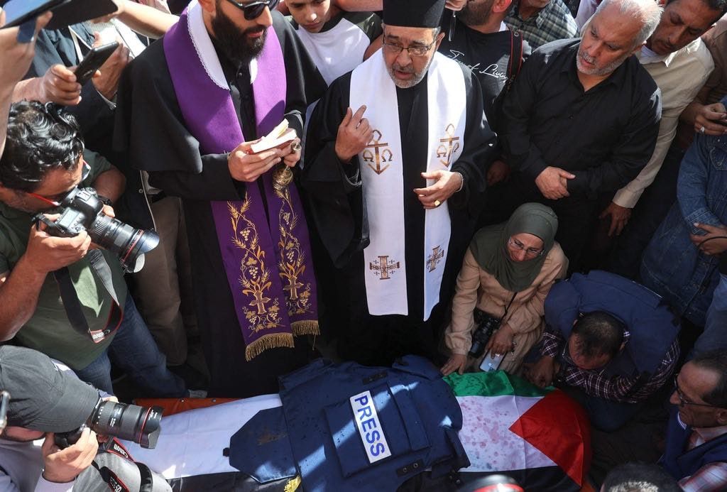 LailaEyad19's tweet photo. Palestinians bid a sad final farewell to #AlJazeeraTV's #ShireenAbuAqlah who was fatally shot by Israeli occupation forces earlier on Tuesday morning while covering an Israeli raid on the Jenin refugee camp in the occupied West Bank.
#trouth
#CrimesAgainstHumanity https://t.co/KJ3lOaA1q5