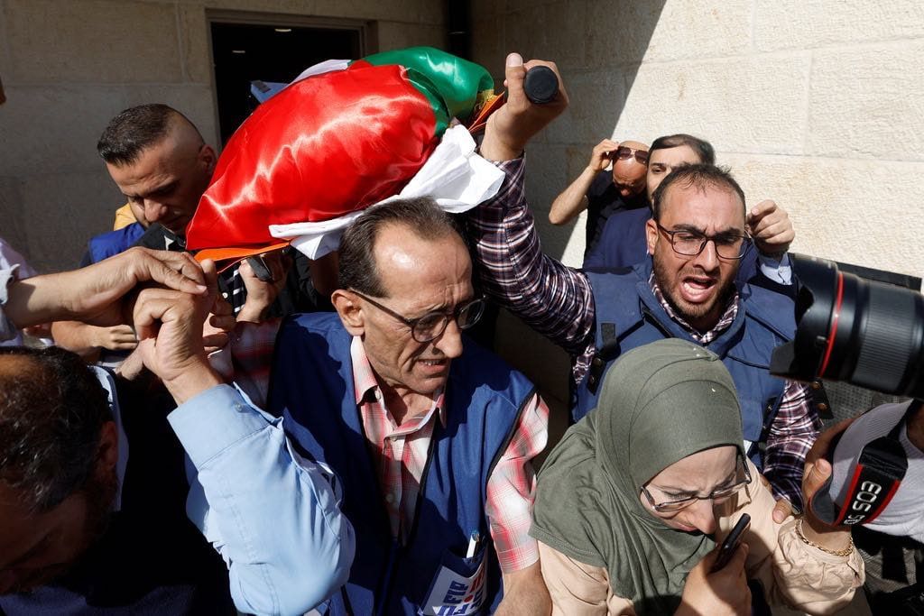 workpalestine's tweet photo. Palestinians bid a sad final farewell to #AlJazeeraTV's #ShireenAbuAqlah who was fatally shot by Israeli occupation forces earlier on Tuesday morning while covering an Israeli raid on the Jenin refugee camp in the occupied West Bank.
#trouth
#CrimesAgainstHumanity https://t.co/wCMYLRGxGn