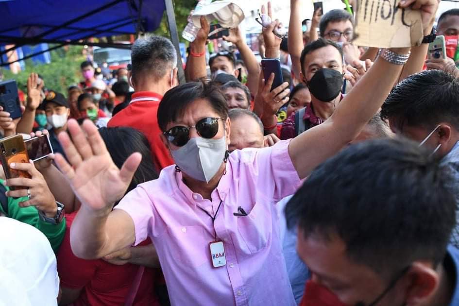JulyPraxides's tweet photo. Wait why are she whering fenk? Is he Leni also? I’m so compyused 🤨 maybe she likes Leni? #UniTeam #BBMSara #HereComesTheSon https://t.co/HCykS3oOpQ