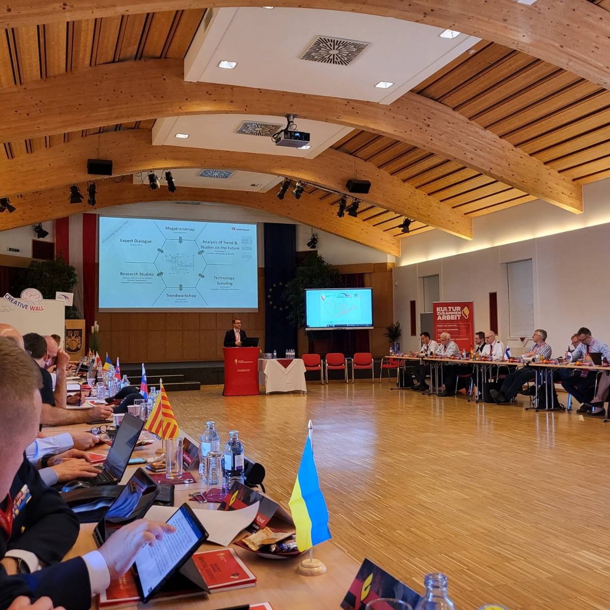 ra_koller's tweet photo. Firefighting Trendmap 4.0 presented by @RosenbauerGroup @ #EFSCA 2022 annual conference in 🇦🇹. ➡️https://t.co/URTPjl94w3. Megatrend "Knowledge Culture" seems very important for fire service colleagues.
#feuerwehr https://t.co/FZt4rESnM7