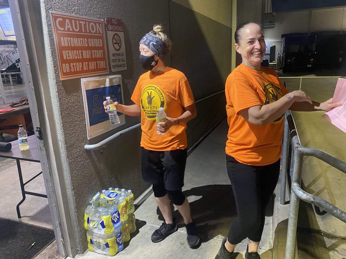AbdulAb45258458's tweet photo. Team Willowbrook’s “Wellness Wednesday” is in full swing with our Safety Committee members engaged. HYDRATION HYDRATION continues to be the focus. Before, During &amp; After💦💦💦
#WillowbrookStrong
#WillowBest
#UPSProud
@SoCalLeaders 
@JohnSzilagyi2 
@Crystal84719509 https://t.co/3zC3IEG9AX