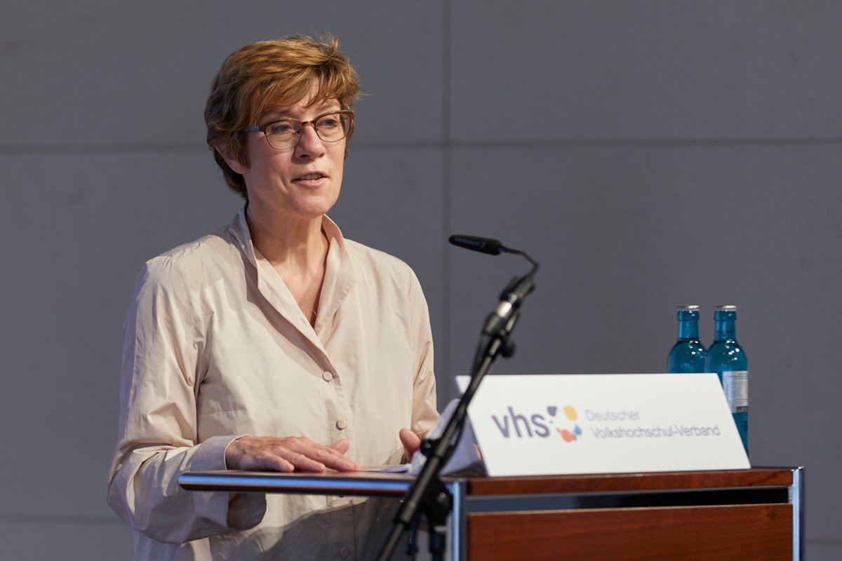 vhs_dachverband's tweet photo. DVV-Präsidentin @akk: „Volkshochschulen wollen Orte sein, wo #Vielfalt als Bereicherung erlebbar ist. Tausende Teilnehmer*innen konnten während des Festjahres und darüber hinaus in #Volkshochschule|n jüdisches Leben in Deutschland als eine solche Bereicherung erfahren.“ #2021JLID https://t.co/ZsMG4gZSxk