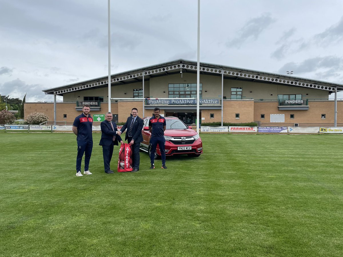 VertuHondaDon's tweet photo. 2,030 rugby balls were used to recreate the Honda logo at Twickenham Stadium setting the Guinness World Record title for largest rugby ball mosaic (logo). Now,we're donating them to local rugby clubs across the UK         @VertuHondaDon @DoncasterKnight @vertumotorsCEO @Honda_UK https://t.co/wWqiR6map3