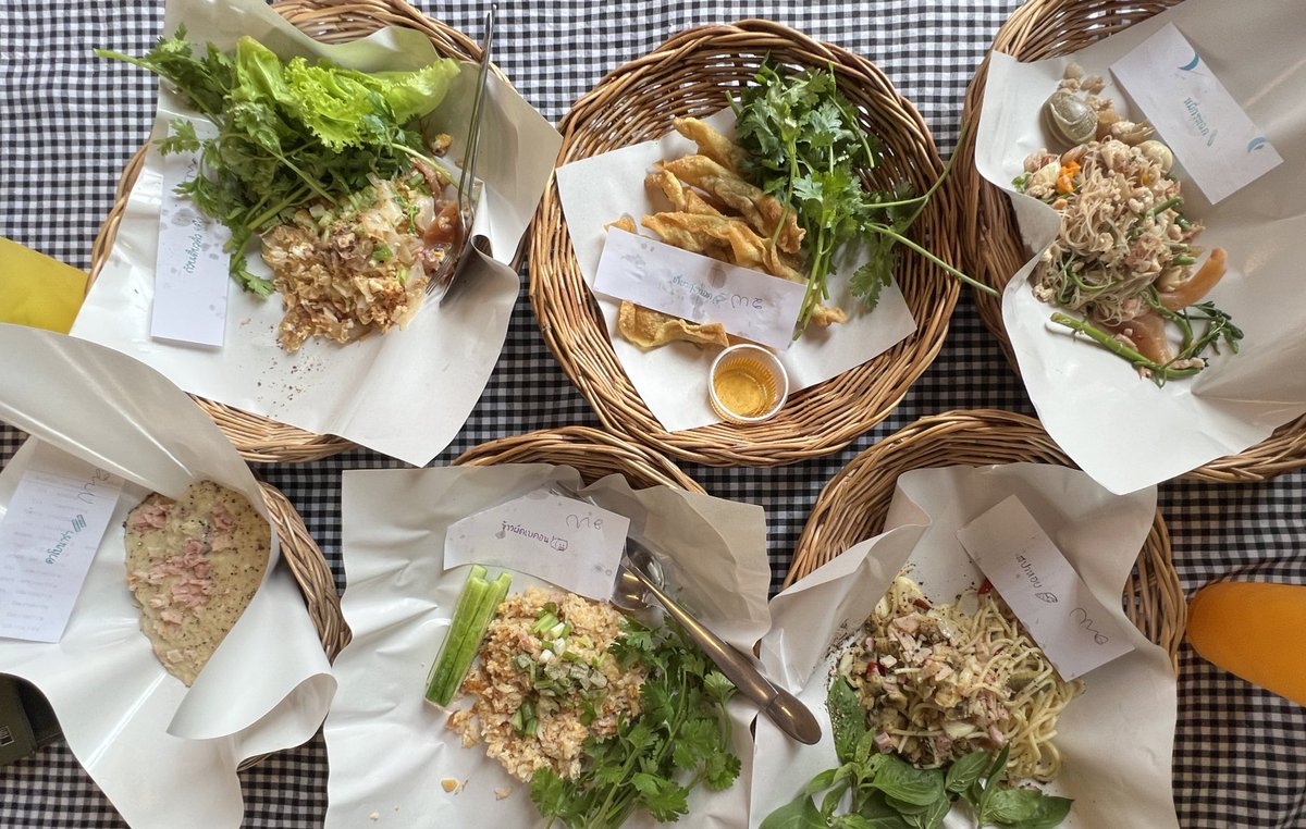 Guythitiphat's tweet photo. ทุกจาน 25 บาท น้ำส้มแก้วละ 15 บาท คือถูกมากกก แล้วขายแบบนี้มานานแล้ว แต่ก่อนร้านเล็กๆ ตอนนี้ร้านใหญ่มาก ผ่านมาวงเวียนพระราม 5 ต้องแวะกินอะ เจ้าของร้านเฟรนลี่มาก เราสั่งเยอะ เขาบอกเดี๋ยวกินไม่หมดนะ นี่ก็บอกว่าหมดทุกอย่าง 555 แล้วถามว่าได้กำไรมั้ยเขาไม่ตอบอะ มาเลย ร้าน Villa Barali https://t.co/yhG1bdznZH