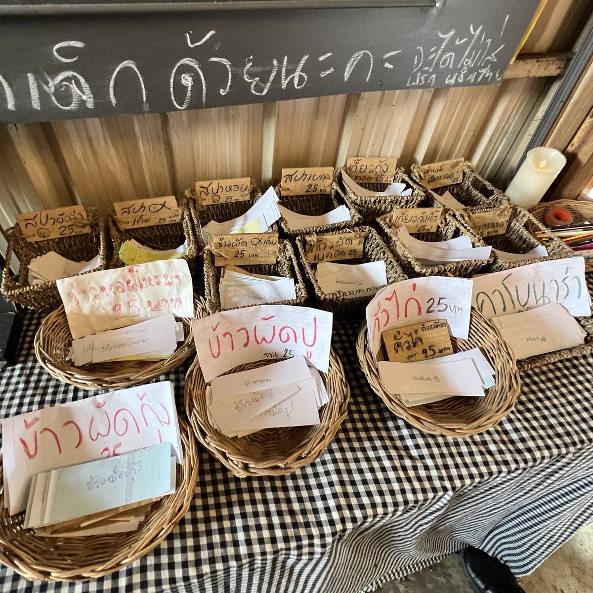 Guythitiphat's tweet photo. ทุกจาน 25 บาท น้ำส้มแก้วละ 15 บาท คือถูกมากกก แล้วขายแบบนี้มานานแล้ว แต่ก่อนร้านเล็กๆ ตอนนี้ร้านใหญ่มาก ผ่านมาวงเวียนพระราม 5 ต้องแวะกินอะ เจ้าของร้านเฟรนลี่มาก เราสั่งเยอะ เขาบอกเดี๋ยวกินไม่หมดนะ นี่ก็บอกว่าหมดทุกอย่าง 555 แล้วถามว่าได้กำไรมั้ยเขาไม่ตอบอะ มาเลย ร้าน Villa Barali https://t.co/yhG1bdznZH