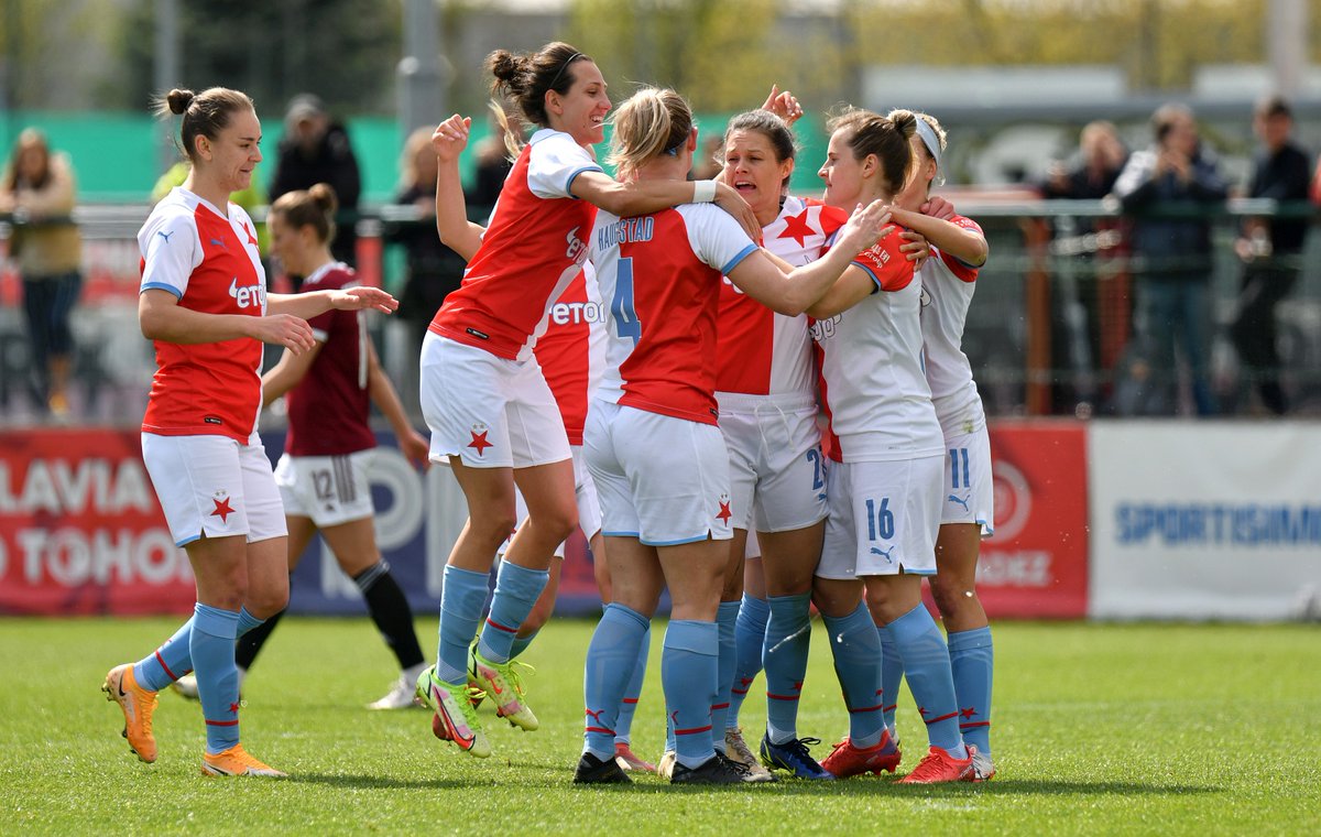 SlaviaZeny's tweet photo. Už v sobotu 14.5. převezmou naše fotbalistky po zápase se @1FCSzeny na domácím hřišti v Horních Měcholupech od 14:00 mistrovský pohár! Buďte u toho a oslavte s námi 21 mistrovský titul! 🏆🥇#spoluprotitul https://t.co/3dt6FJbSVx