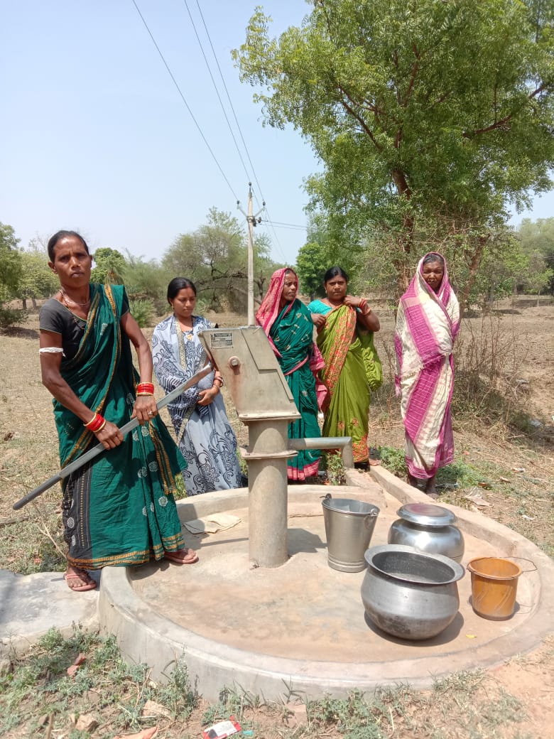 12_baje's tweet photo. ଗ୍ରାମ ଖିପ୍ରିମଲ୍ ଗ୍ରାମ ପଞ୍ଚାୟତ ଗୋର୍ଲା,ବ୍ଲକ ସିନାପାଲି,ଜିଲ୍ଲା ନୂଆପଡ଼ା ର ଦୃଶ୍ୟ l ସେ ଗାଁ ରେ ମୋଟ 2ଟି ନଳକୂପ ଅଛି କିନ୍ତୁ ବହୁତ ସମୟ ଧରି ମାରିଲେ ମଧ୍ୟ ଭରୁନି ଗୋଟିଏ ବାଲ୍ଟି ପାଣୀ lବର୍ତ୍ତମାନ ପ୍ରବଳ ଖରା ସମୟରେ ମିଲୁନି ପିଇବା ପାଣିl ମୌଳିକ ସୁବିଧା ରୁ ବଞ୍ଚିତ ହେଉଛନ୍ତି ଏହି ଗାଁ ର ଲୋକ l @DM_Nuapada @PRDeptOdisha https://t.co/IAdczqjfm1