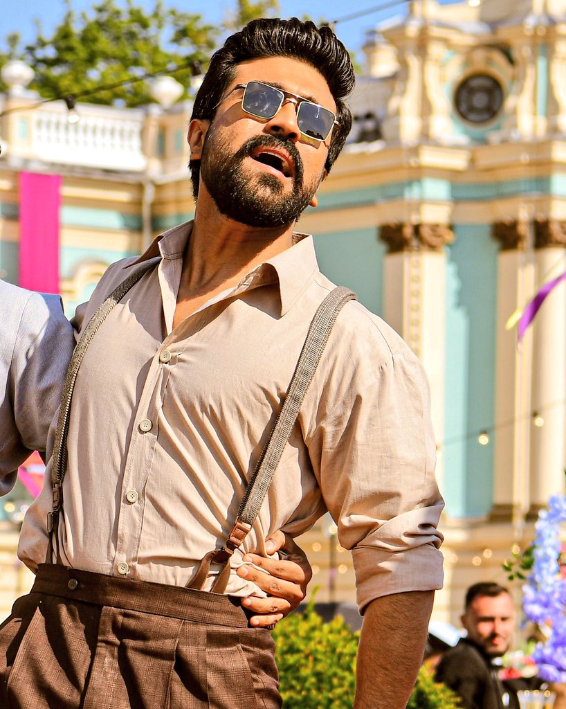 TeamRC_WestG's tweet photo. Man Øf Masses @AlwaysRamCharan 🔥🦁

Charming Look🧿💗

#RRR #RC15 https://t.co/Qb3lE4z6rG