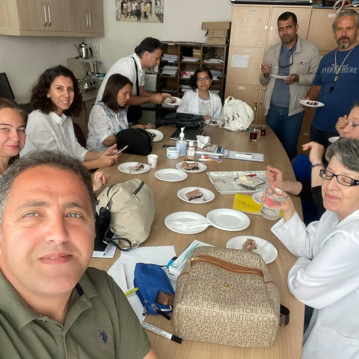 ayd_sehit's tweet photo. Okul Müdürümüz İshak BOSTANCI bayan öğretmenlerimizin anneler gününü pasta ikramıyla kutladı. Kendisine teşekkür ediyoruz ve tüm bayanların anneler gününü tekrar kutluyoruz. https://t.co/JtFP97MbmZ