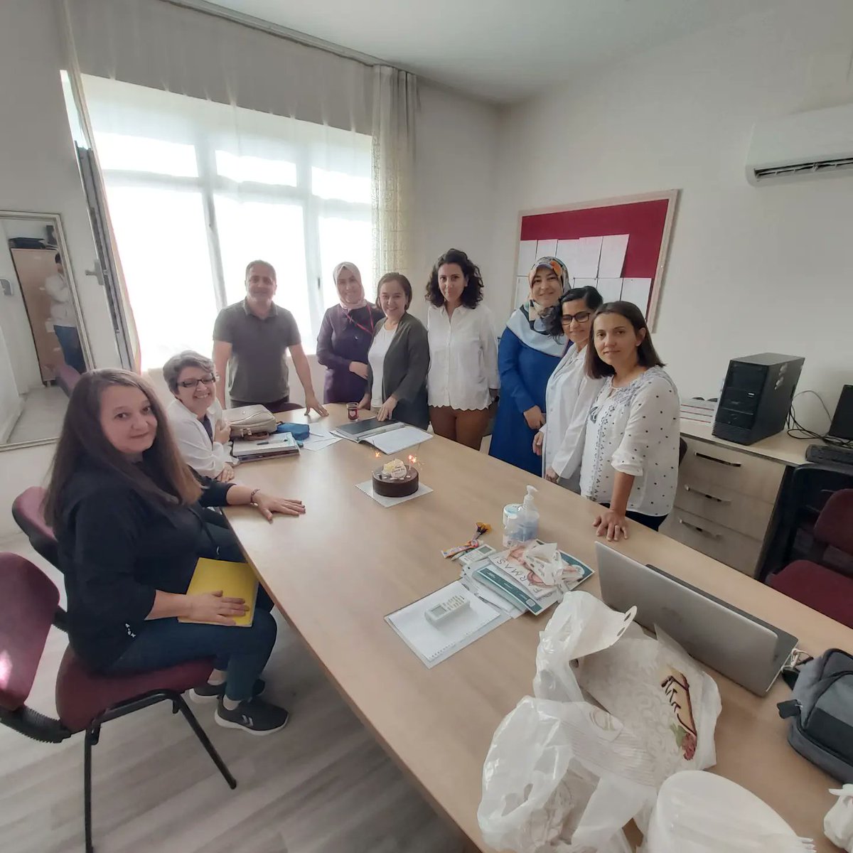 ayd_sehit's tweet photo. Okul Müdürümüz İshak BOSTANCI bayan öğretmenlerimizin anneler gününü pasta ikramıyla kutladı. Kendisine teşekkür ediyoruz ve tüm bayanların anneler gününü tekrar kutluyoruz. https://t.co/JtFP97MbmZ