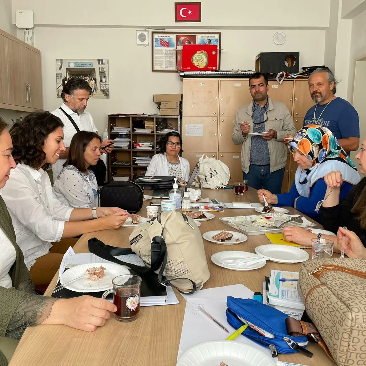 ayd_sehit's tweet photo. Okul Müdürümüz İshak BOSTANCI bayan öğretmenlerimizin anneler gününü pasta ikramıyla kutladı. Kendisine teşekkür ediyoruz ve tüm bayanların anneler gününü tekrar kutluyoruz. https://t.co/JtFP97MbmZ