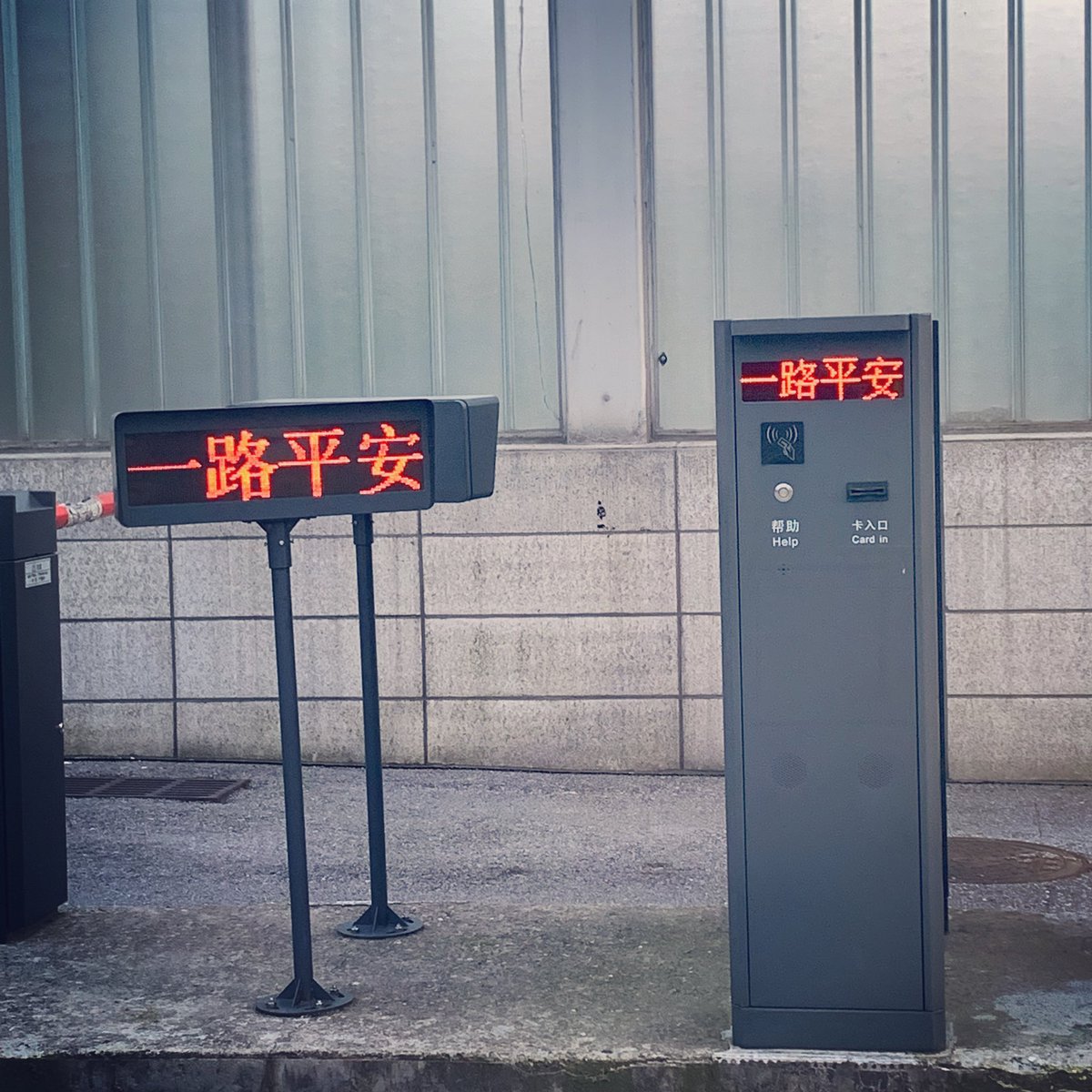 EvecanitC's tweet photo. 有时候真的为生命的渺小感到无能为力，活着的人每天在抱怨活着好难好苦，如真的给你一个机会死去，你愿意吗？但死去未必就是一种解脱，活着本身就是一种幸运了，不管有多难活，现在有多困惑，总有过去的时候不是吗？那些孩子青春正盛，在最好的年纪离开意外离开了，真的很难过，珍惜眼前活在当下好吗 https://t.co/8BxMRZ9Hrt