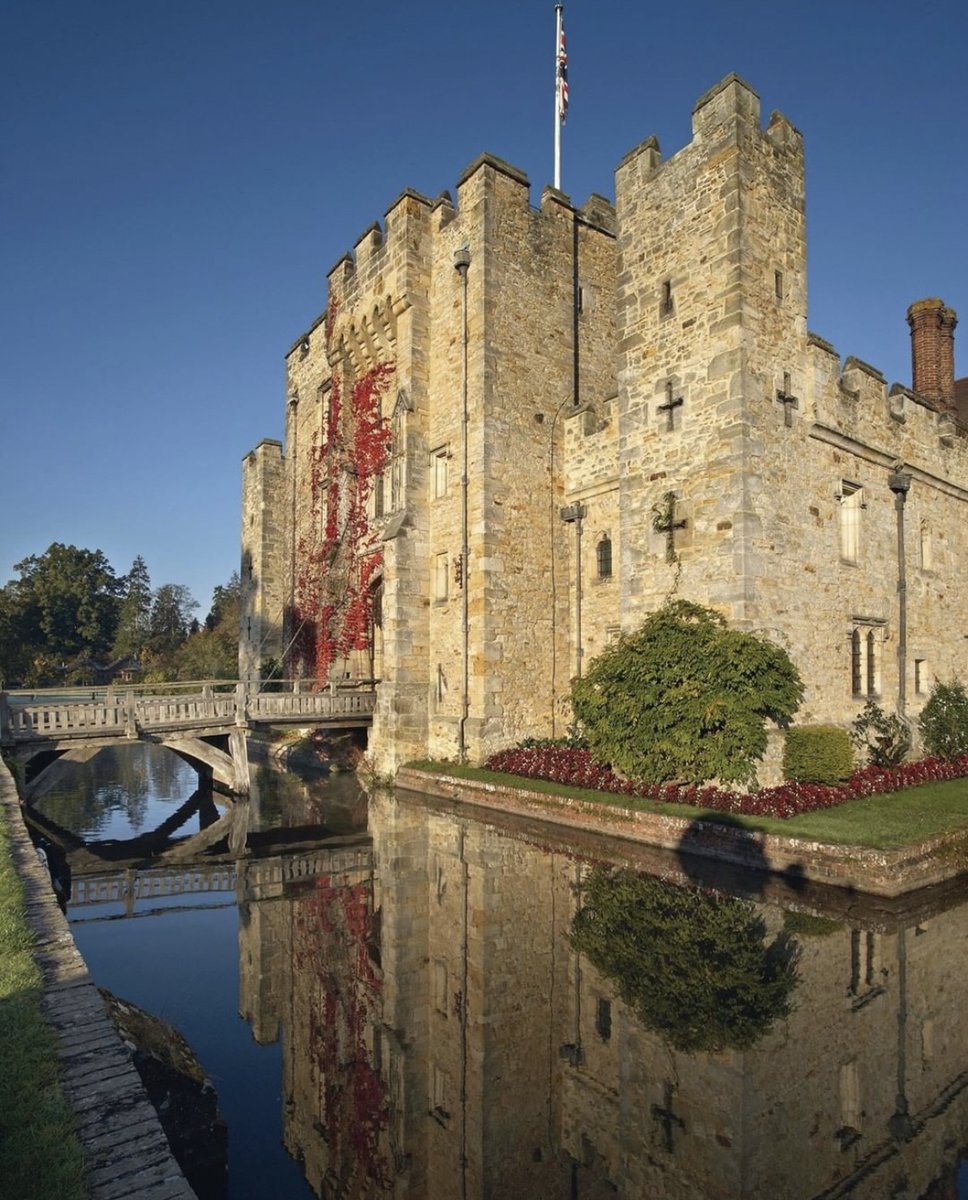designsinsilver's tweet photo. Heading of to the fabulous grounds of Hever Castle and Gardens this morning. If you’re popping to the Craft &amp; Design fair come alone to marquee B and say hello. 👋 #hevercastle #kent #craftfair #ontheroadagain #shopping #silver #rebeccajoselyn https://t.co/WUwsSvjchW https://t.co/Bzofajmbs2
