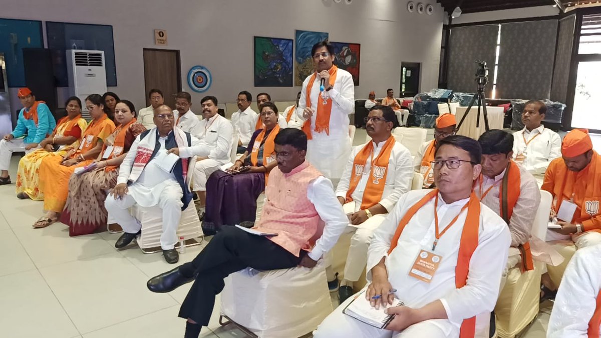 DrSumerSolanki1's tweet photo. भारतीय जनता पार्टी अनुसूचित जनजाति मोर्चा की दो दिवसीय राष्ट्रीय पदाधिकारी बैठक (केवड़िया गुजरात) के द्वितीय दिवस के प्रथम सत्र के दौरान मैंने सम्पूर्ण भारत देश के विभिन्न राज्यों से बैठक में उपस्थित मोर्चा के राष्ट्रीय पदाधिकारियों को सोशियल मीडिया के महत्व एवं https://t.co/79Oi74Qd90