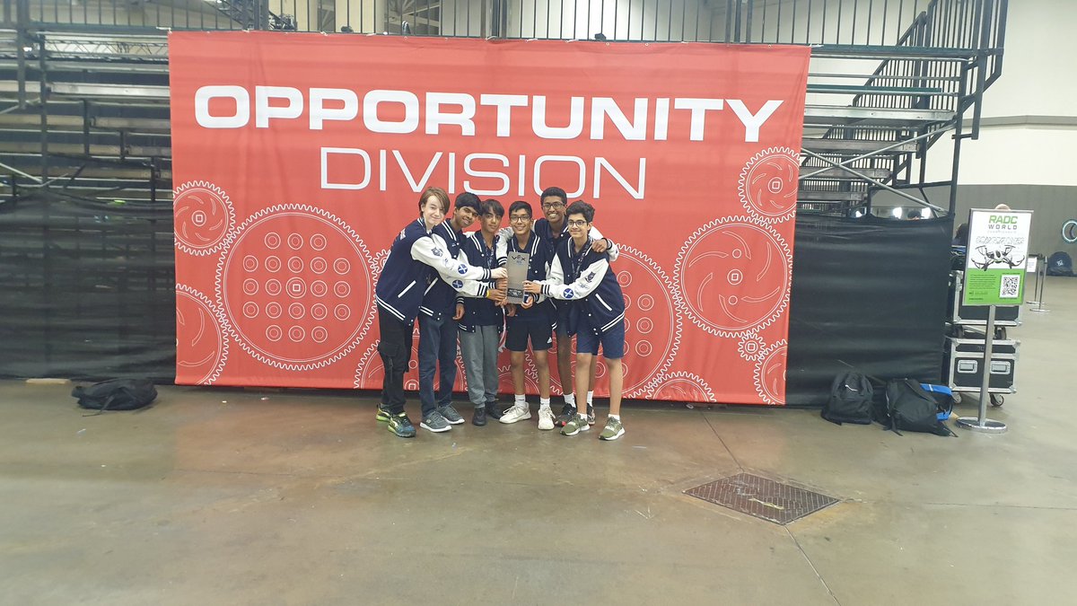AndrewDuffeyDTE's tweet photo. Photos as promised! Can't wait to get all if our young engineers started on the new game. Hope to see you all next year in Dallas! @MtsHead #vexiq @REC_Foundation @VEXRoboticsUK #enjoyneering https://t.co/79rURoWkKt