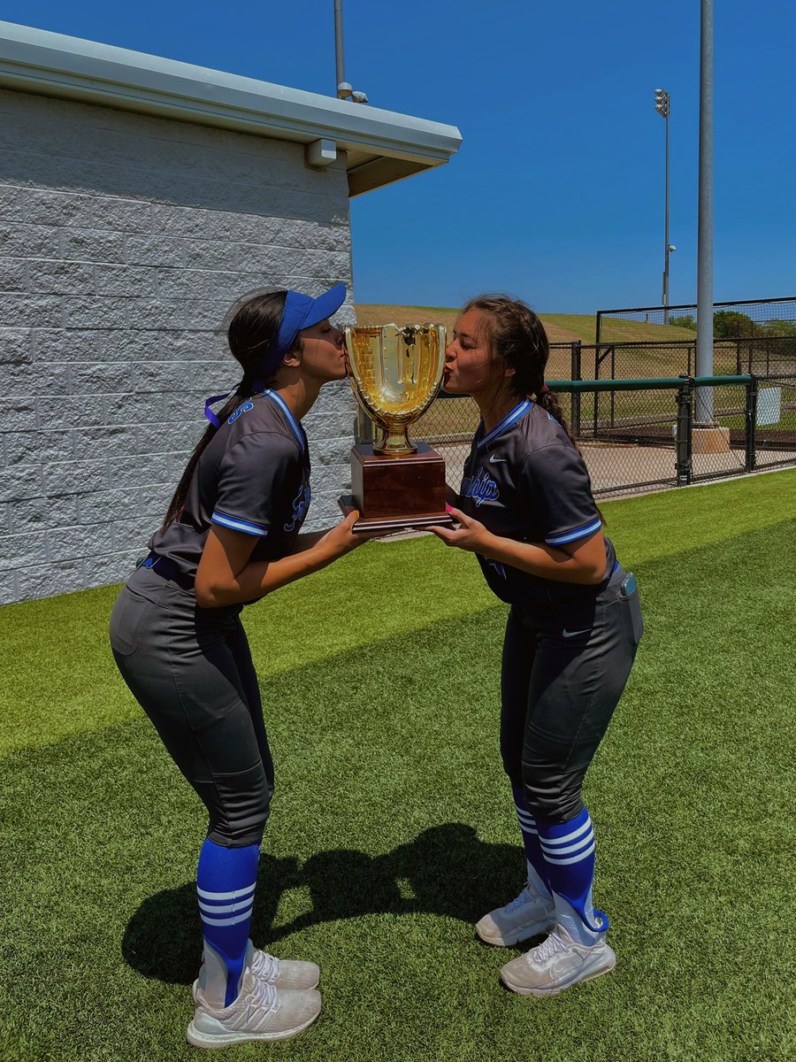 makaylaagarcia3's tweet photo. playoff pictures🤍 #oneroundatatime https://t.co/nCWavnQWjl